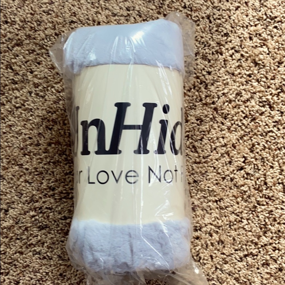 Brand New. Never used!  Unhide blanket. Gorgeous